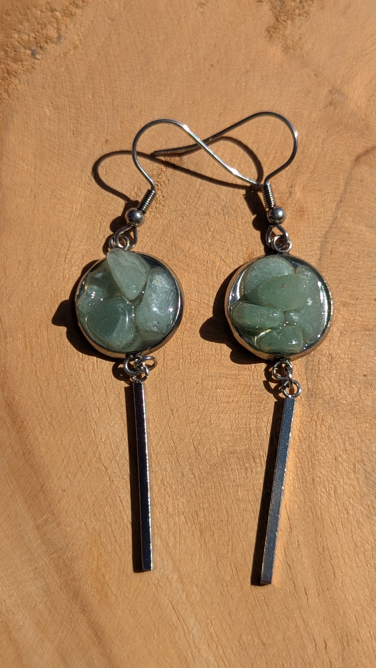 Green aventurine resin bar earrings detail, unique shimmer gemstone jewelry EL Creations Belgium