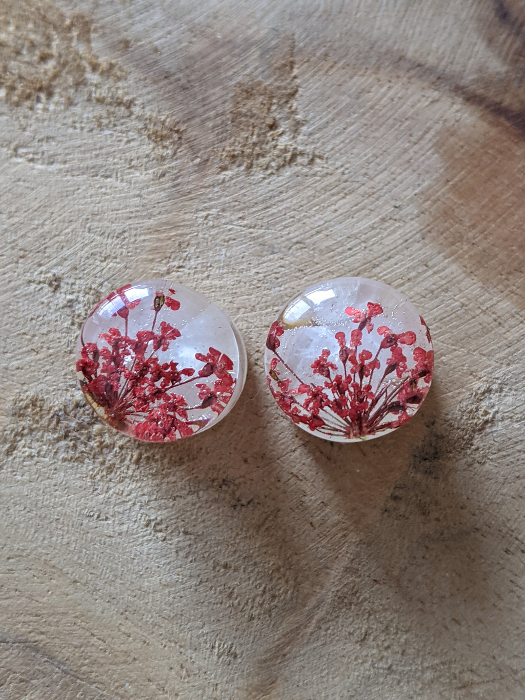 Boucles d'oreilles clous en résine avec fleur rouge et quartz rose