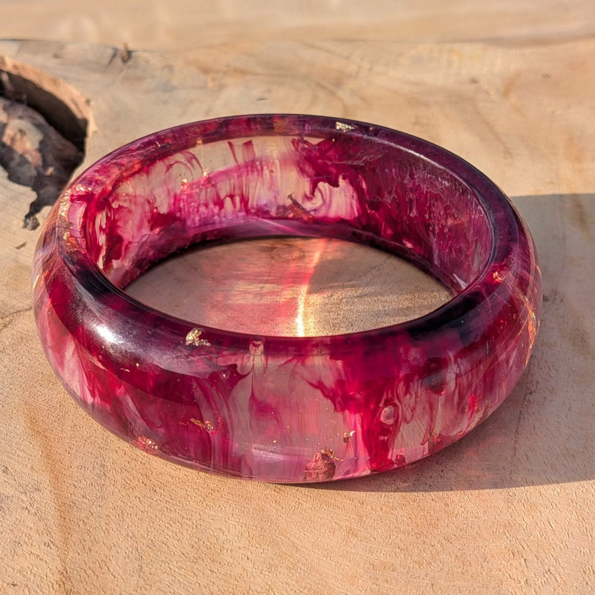 Close-up of wild berry resin bangle outer surface with raspberry and gold detail – EL-Creations