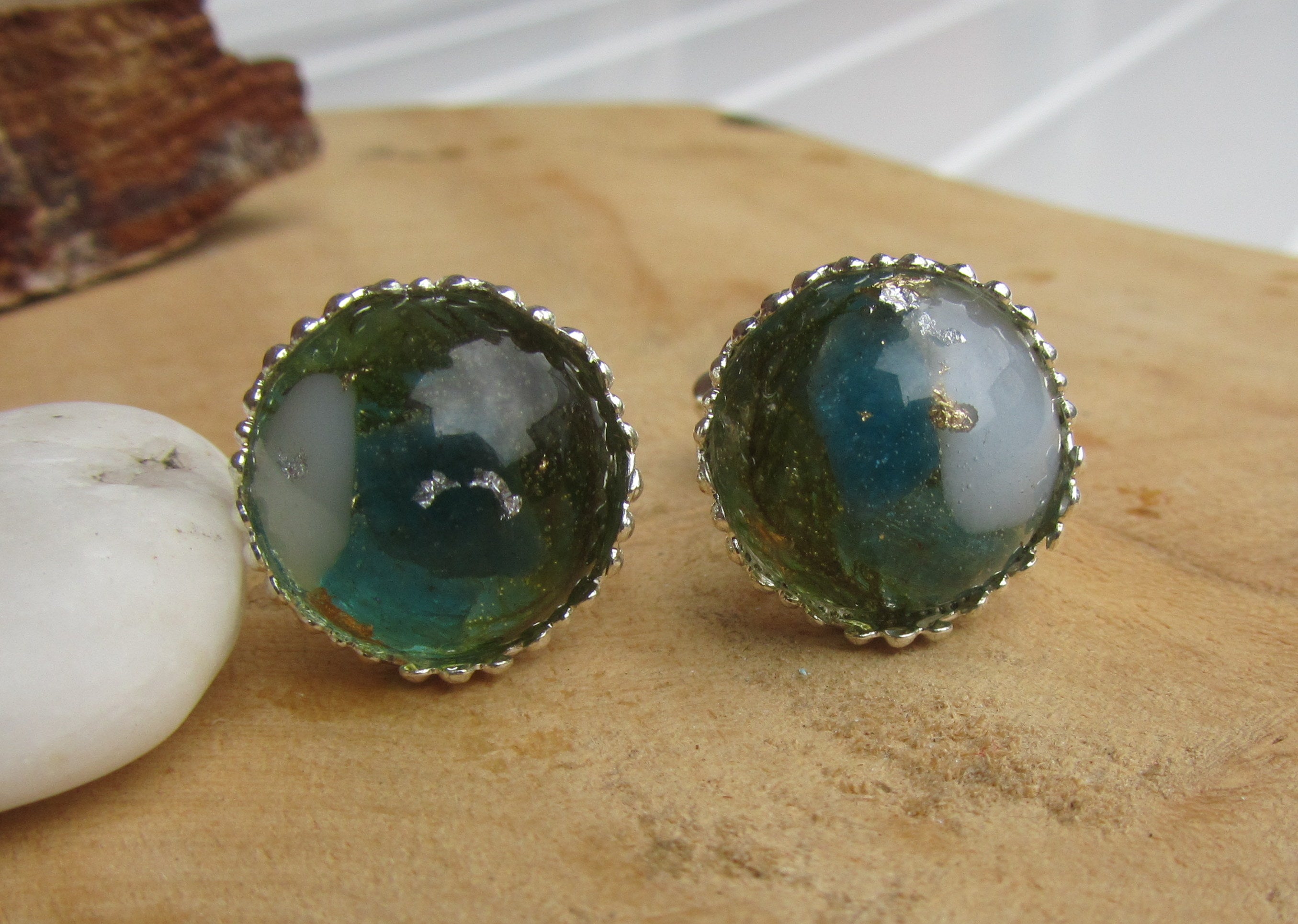 Boutons de manchette en résine, mousse de tourmaline verte et paillettes argentées