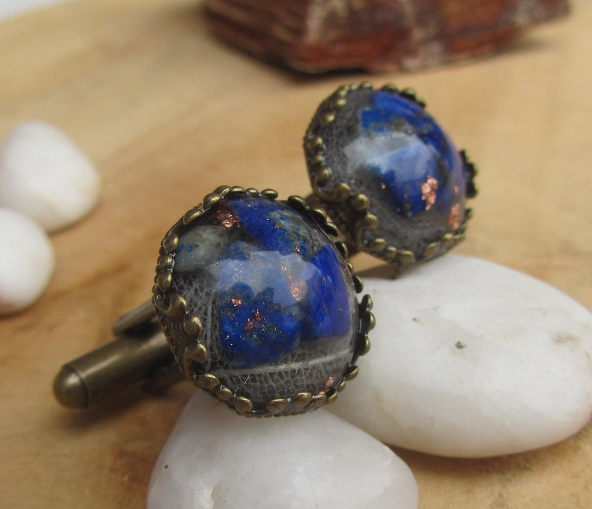 Boutons de manchette en résine, paillettes de cuivre et lapis-lazuli