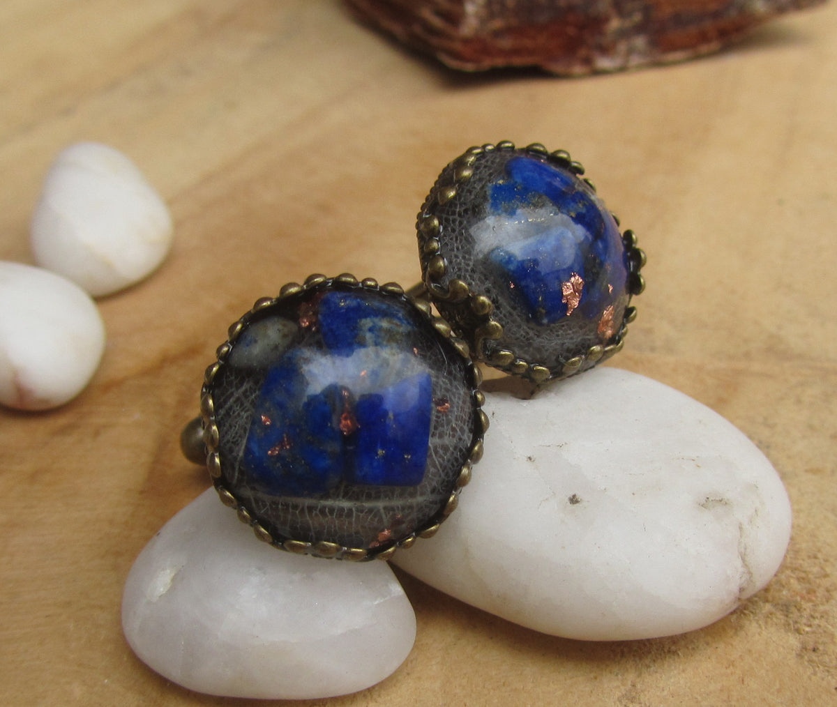 Boutons de manchette en résine, paillettes de cuivre et lapis-lazuli