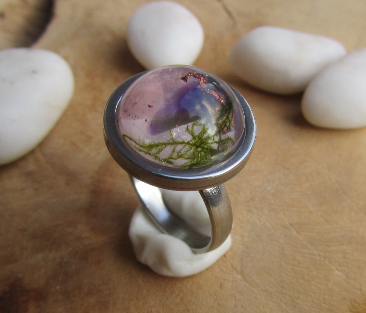Amethyst rose quartz moss resin ring top view – healing crystal jewelry, adjustable band – EL-CreationS