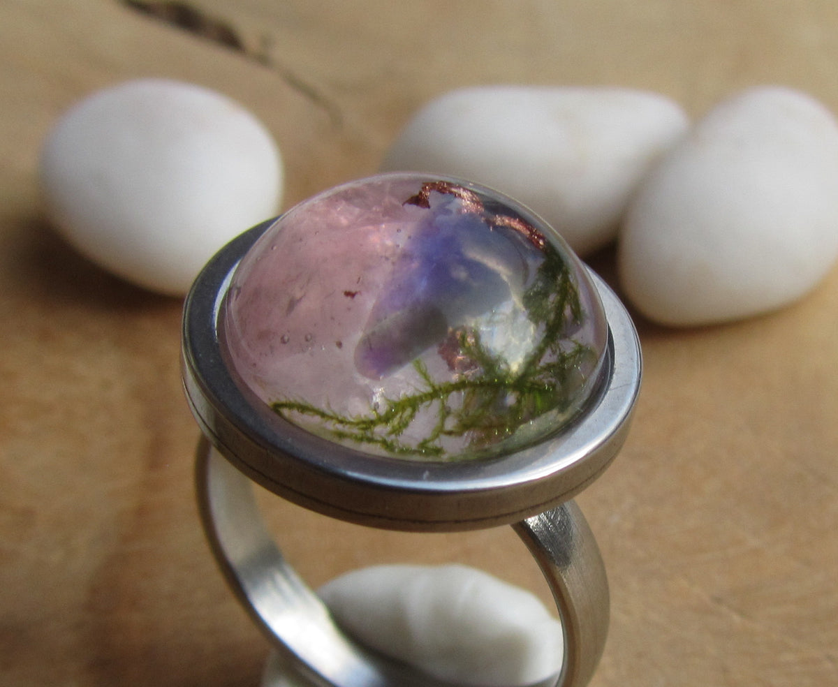 Adjustable gemstone resin ring with amethyst and rose quartz side view – EL-CreationS