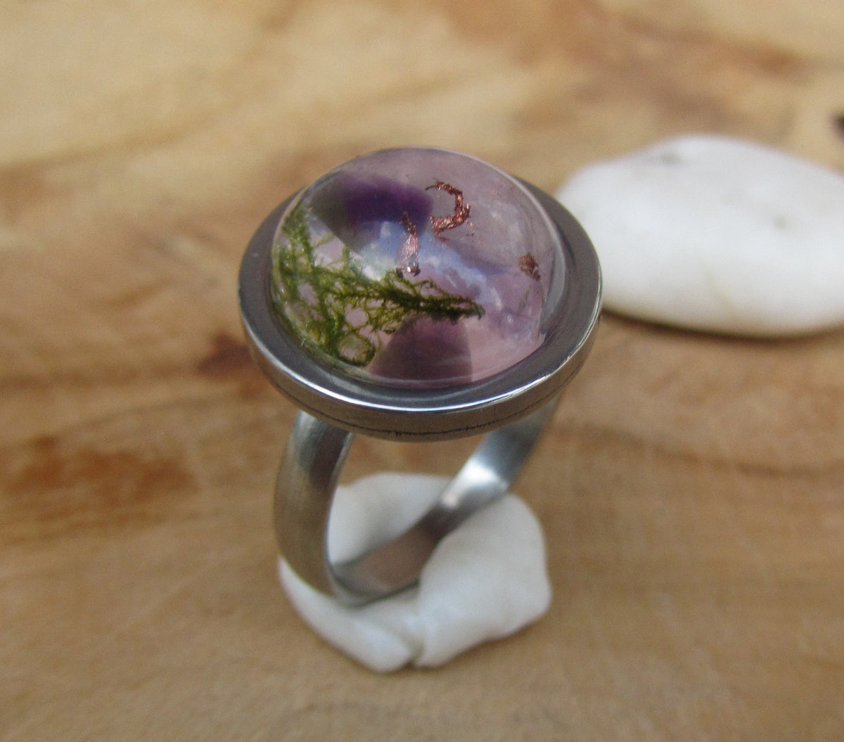 Amethyst and rose quartz resin ring worn on finger – botanical crystal jewelry Belgium – EL-CreationS