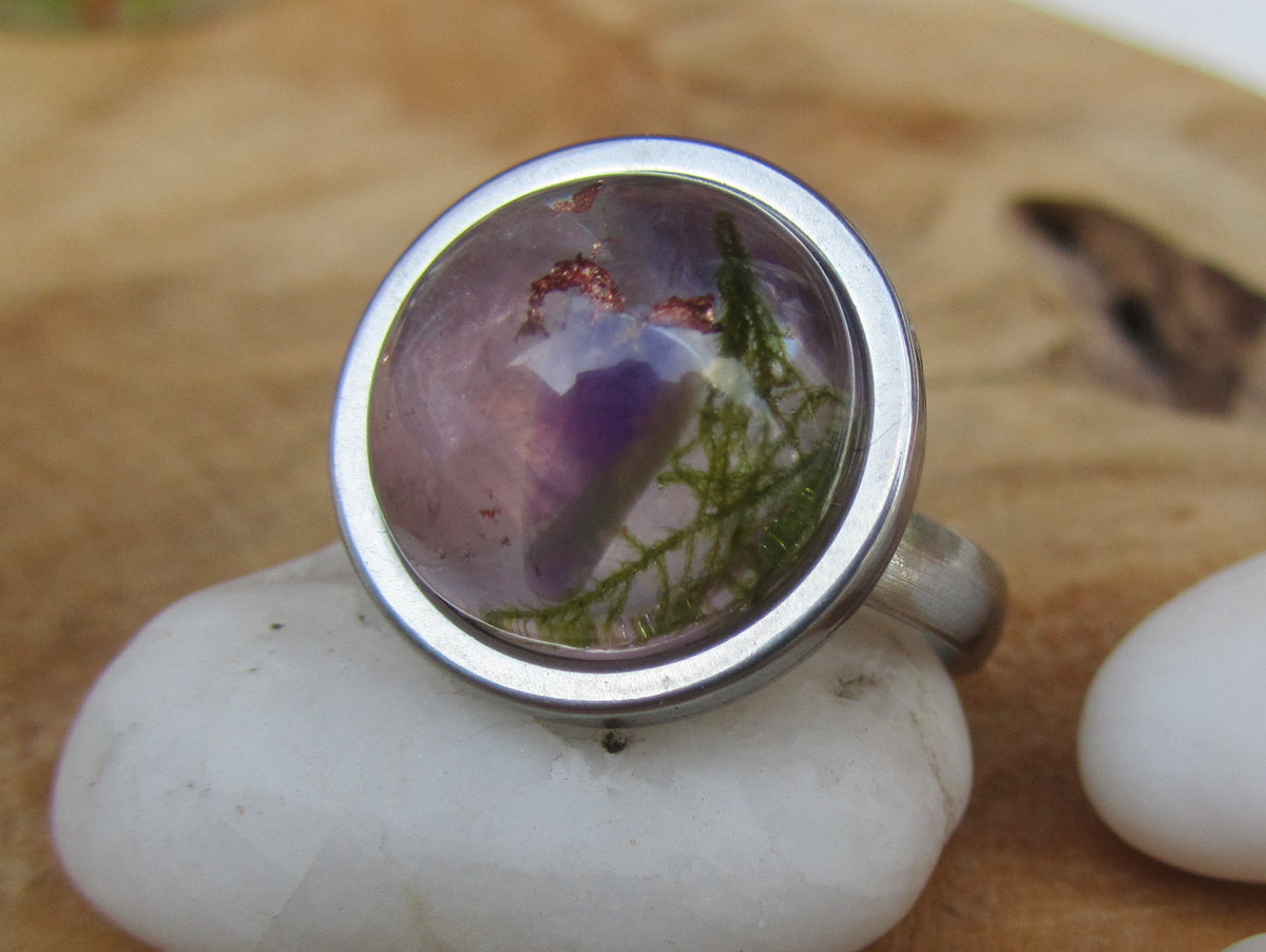 Close-up of amethyst, rose quartz and moss inside clear resin ring – EL-CreationS