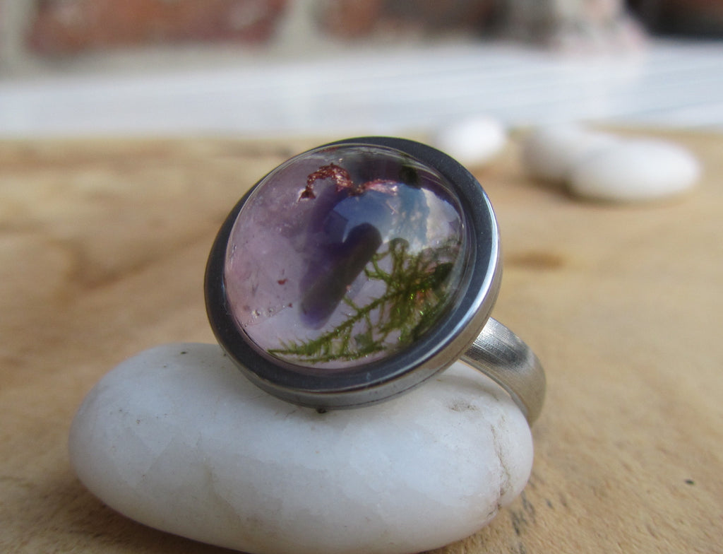 Bague ajustable en améthyste, quartz rose et résine mousse