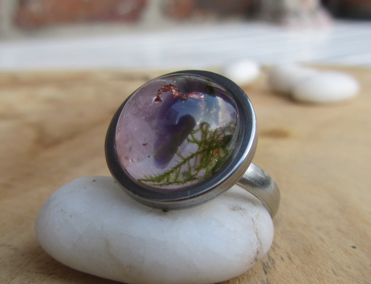 Unique botanical gemstone ring with real moss and crystals in resin – EL-CreationS