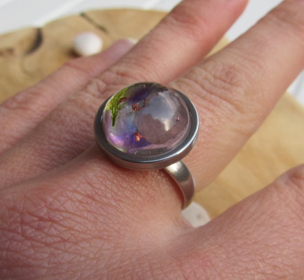 Bague ajustable en améthyste, quartz rose et résine mousse