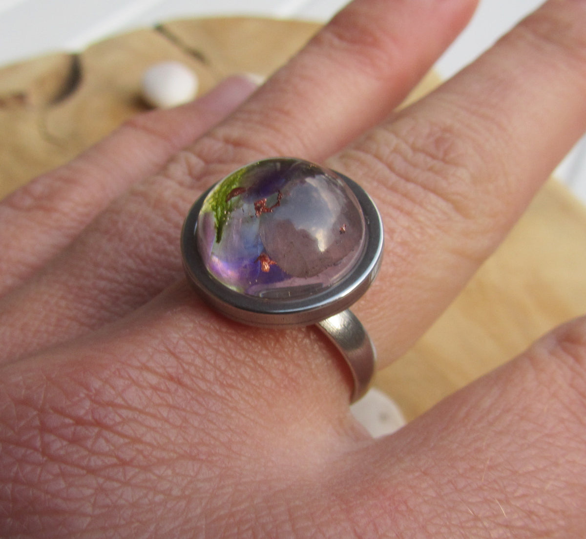 Amethyst rose quartz resin ring detail – nature-inspired crystal jewelry handmade in Belgium – EL-CreationS