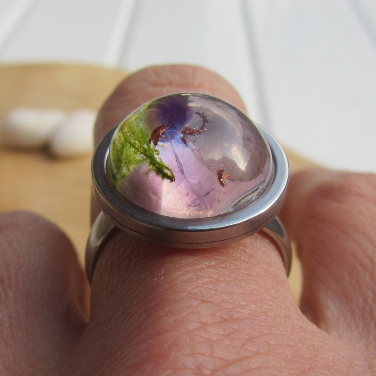 Handmade adjustable ring with amethyst, rose quartz and real moss in clear resin – EL-CreationS