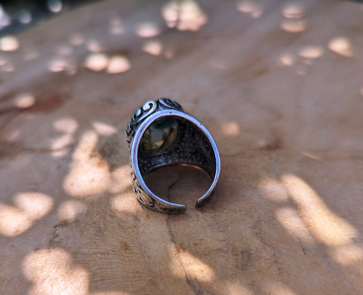 Blue tourmaline resin ring detail — nature gemstone jewelry crafted in Belgium by EL-Creations