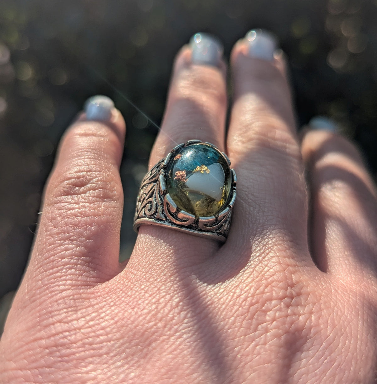 Unique adjustable gemstone ring with blue tourmaline, moss and gold flakes — handmade in Belgium
