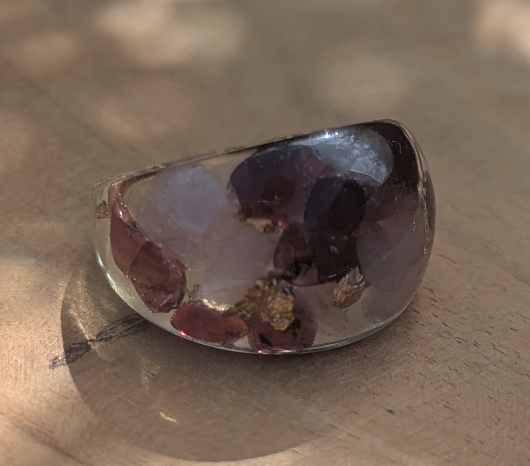 Bague en résine de quartz rose et grenat