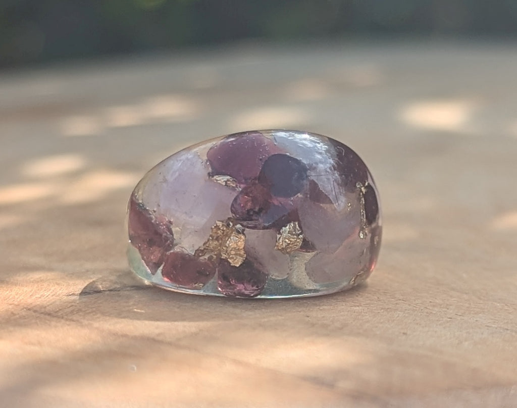 Bague en résine de quartz rose et grenat