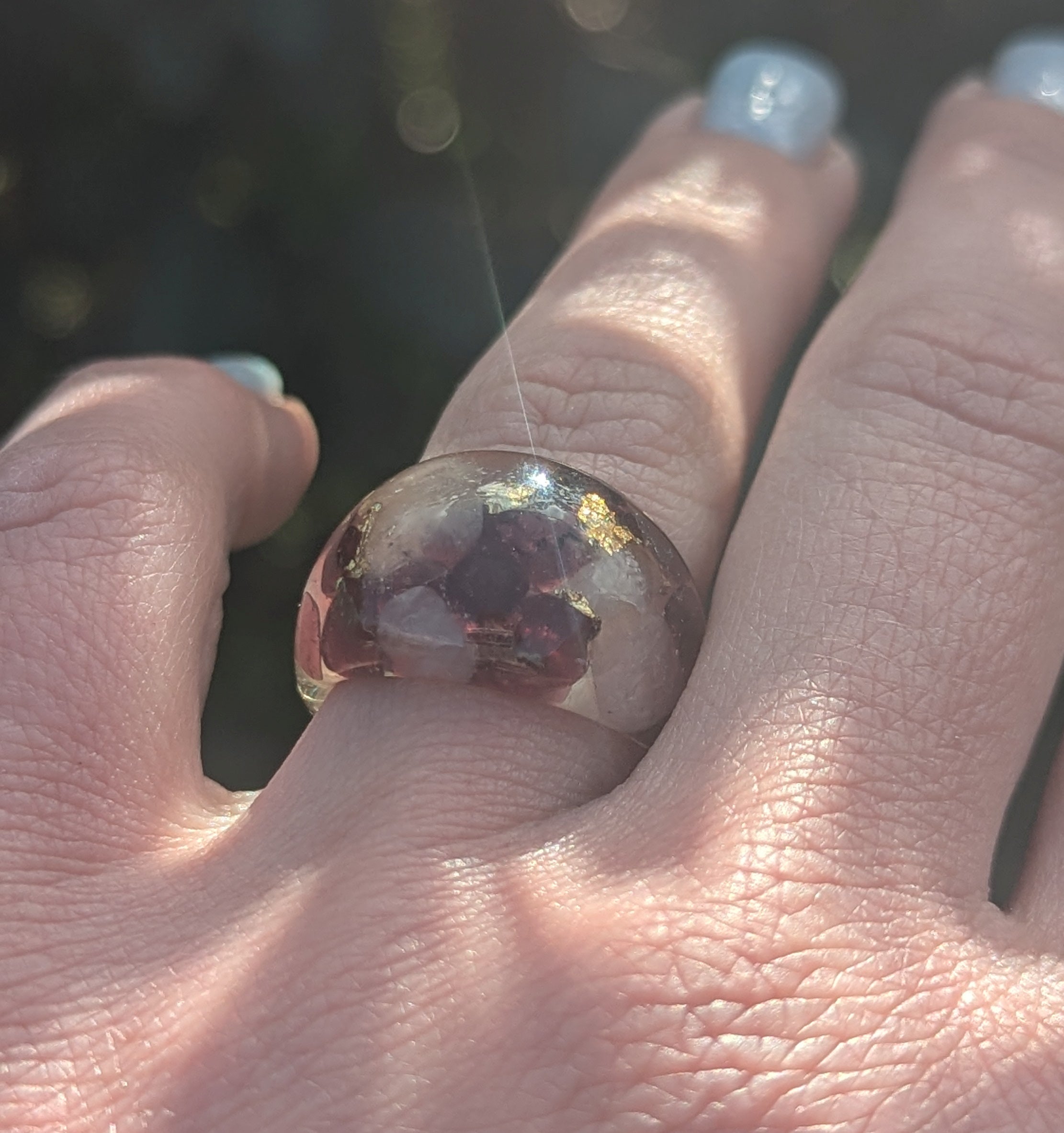 Bague en résine de quartz rose et grenat