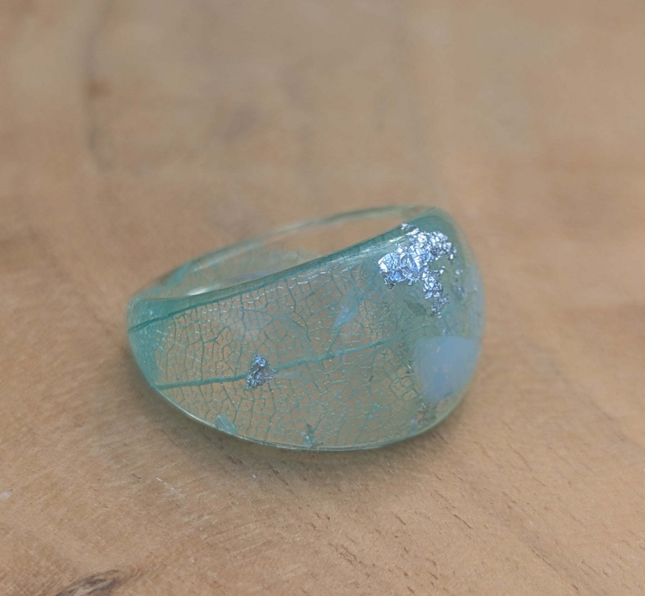 Bague en résine feuille d'aigue-marine
