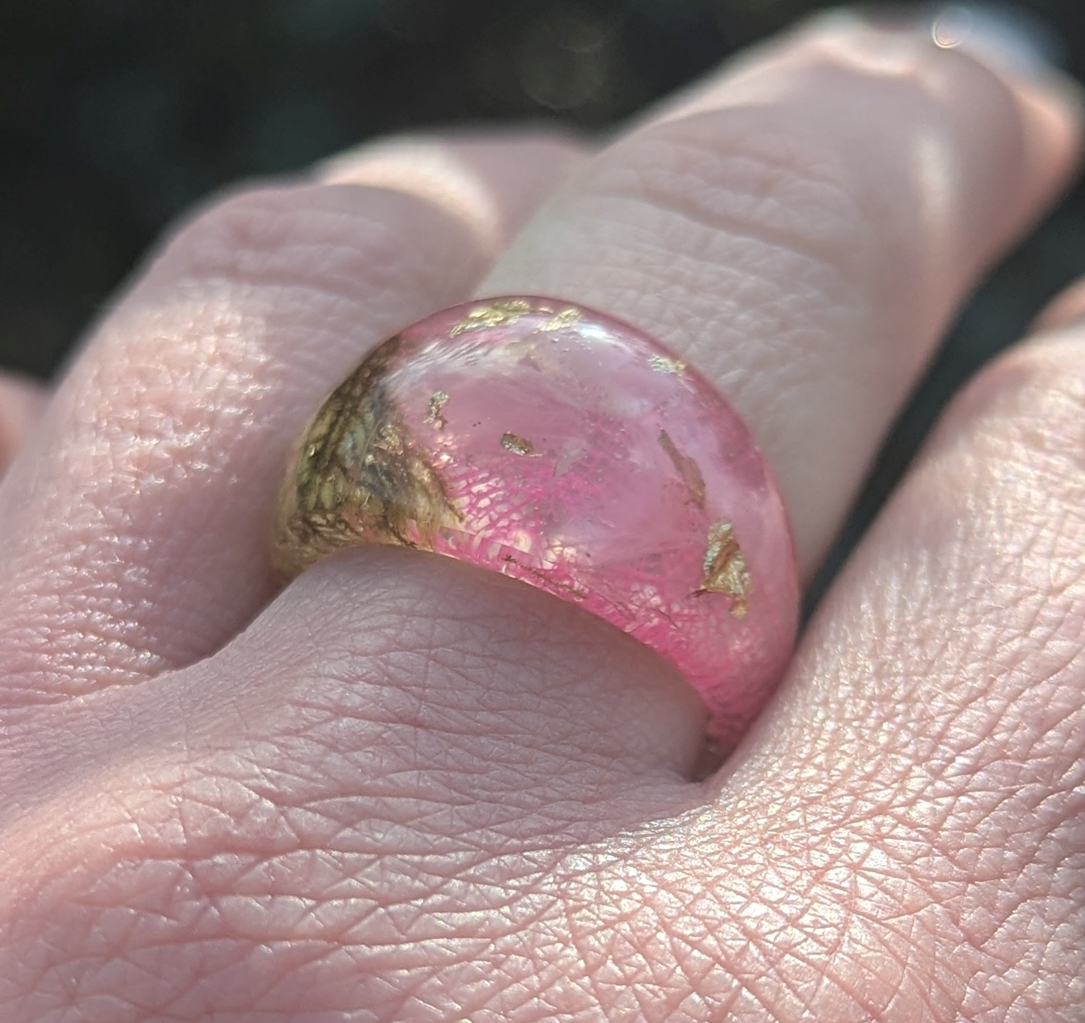 Bague en résine à motif de mousse et de fleurs roses