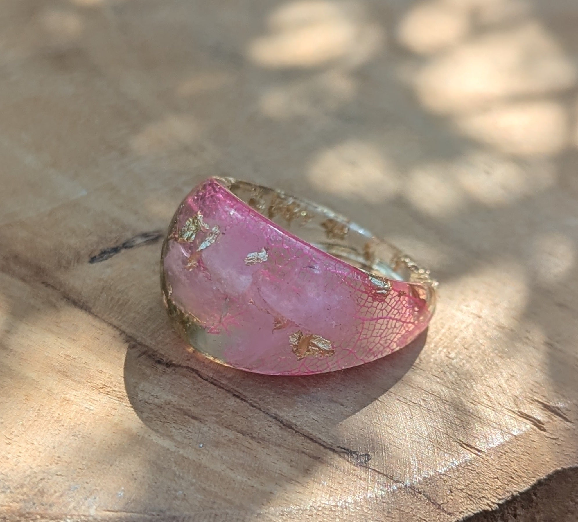 Bague en résine à motif de mousse et de fleurs roses