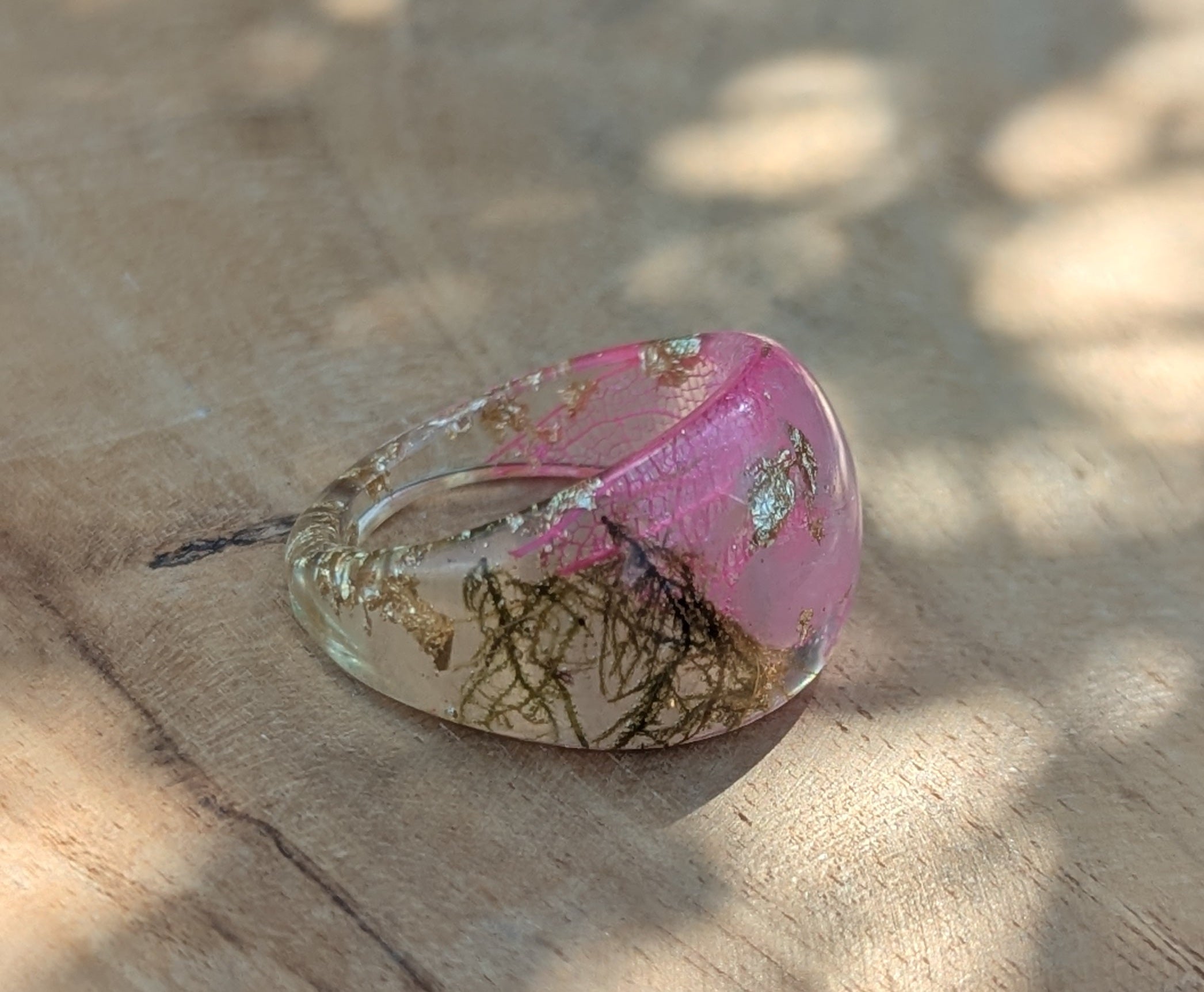 Bague en résine à motif de mousse et de fleurs roses