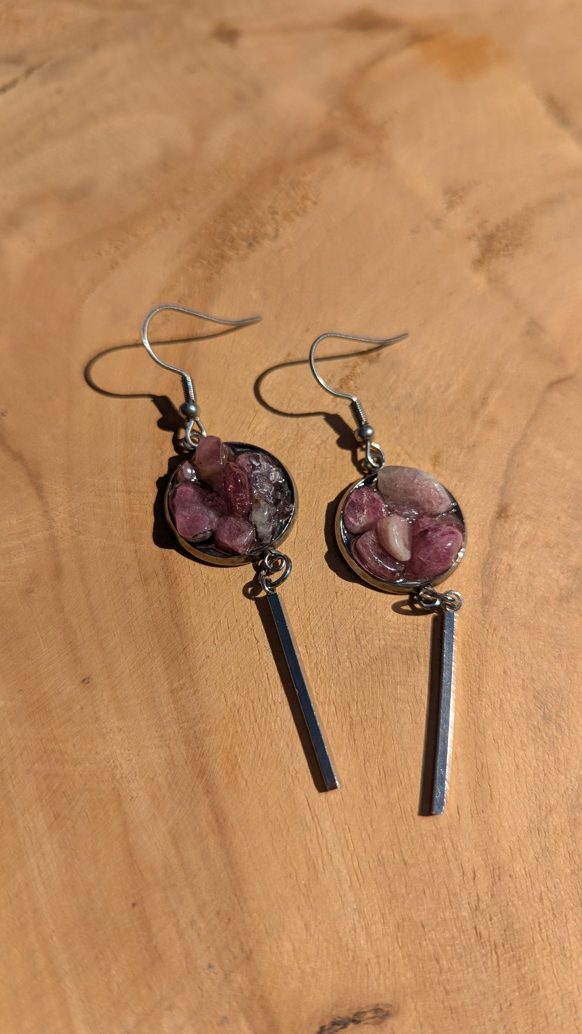 Pink tourmaline resin bar earrings detail, handmade gemstone jewelry EL Creations Belgium