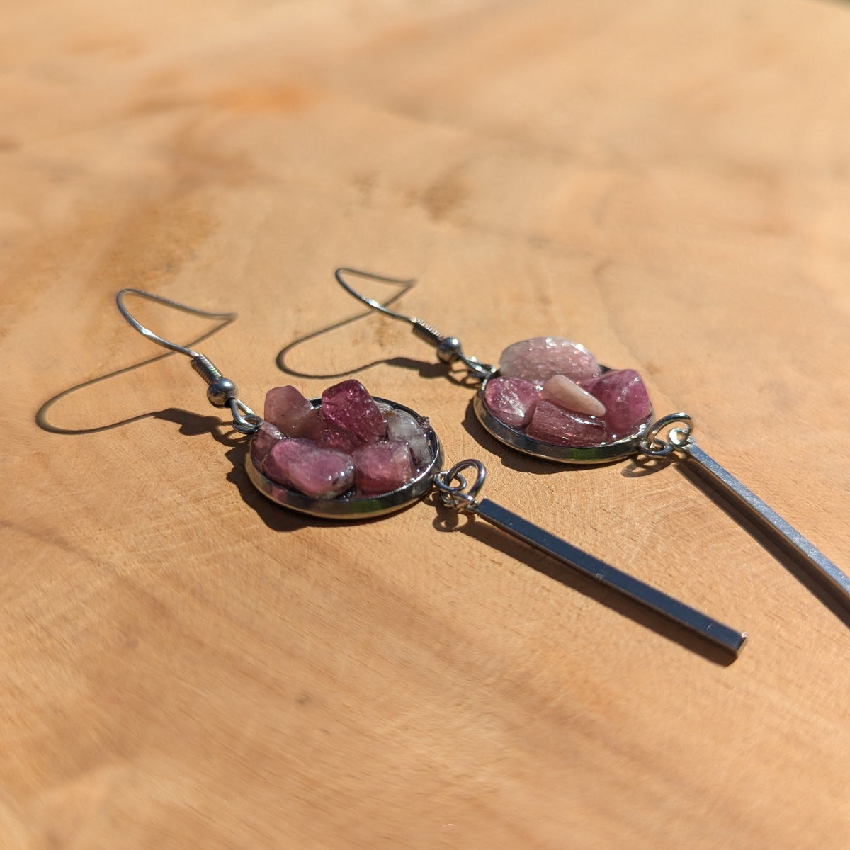 Pink tourmaline resin bar earrings top view, gemstone statement jewelry handmade in Belgium