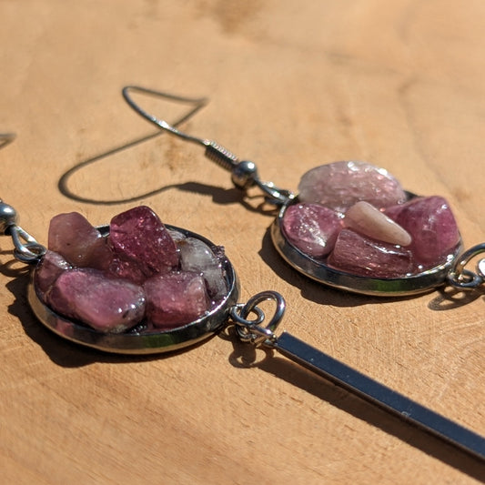 Handmade pink tourmaline resin bar earrings with natural tourmaline chips and stainless steel bars, EL Creations Belgium