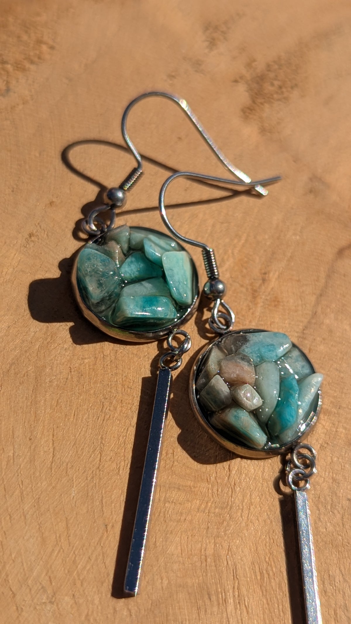 Turquoise-green amazonite resin bar earrings top view, gemstone statement jewelry handmade in Belgium
