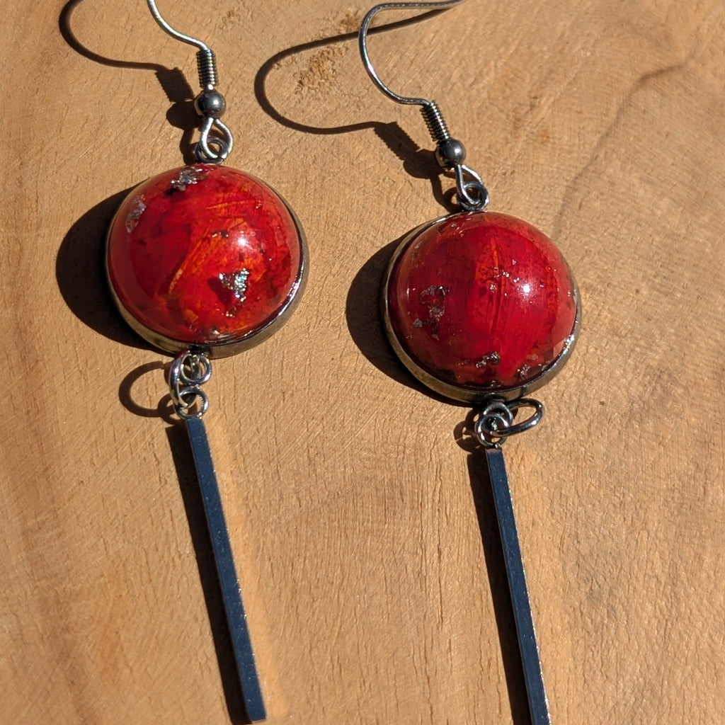 Boucles d'oreilles pendantes en résine à feuille pressée rouge