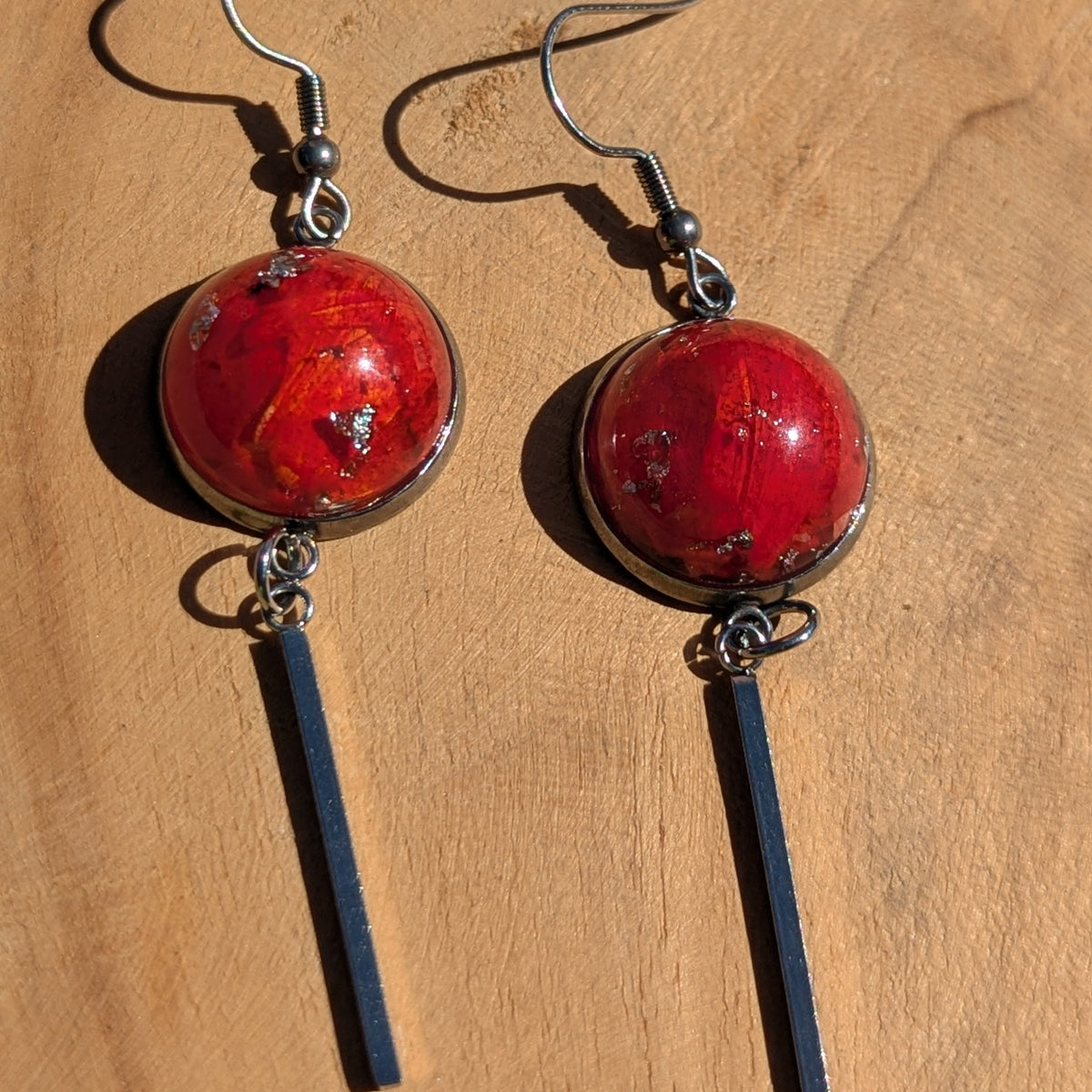 Red autumn leaf resin bar earrings detail, handmade botanical jewelry EL Creations Belgium