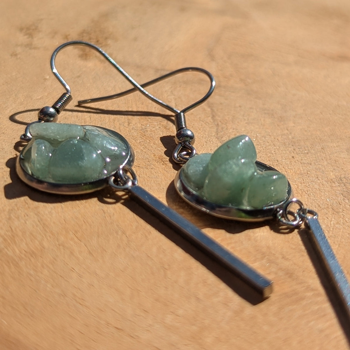 Handmade green aventurine resin bar earrings with natural aventurine chips and stainless steel bars, EL Creations Belgium