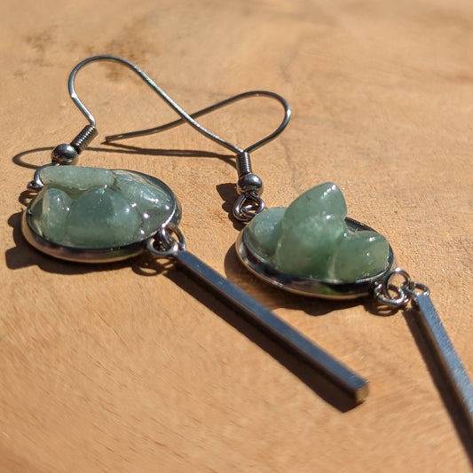 Handmade green aventurine resin bar earrings with natural aventurine chips and stainless steel bars, EL Creations Belgium