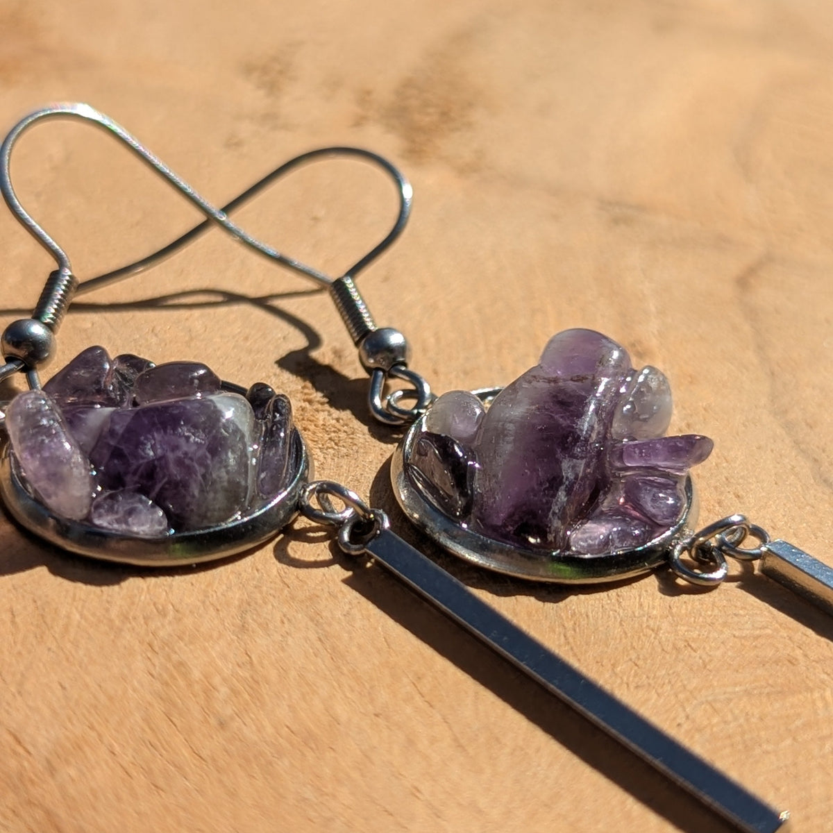 Handmade amethyst resin bar earrings with natural amethyst chips and stainless steel bars, EL Creations Belgium