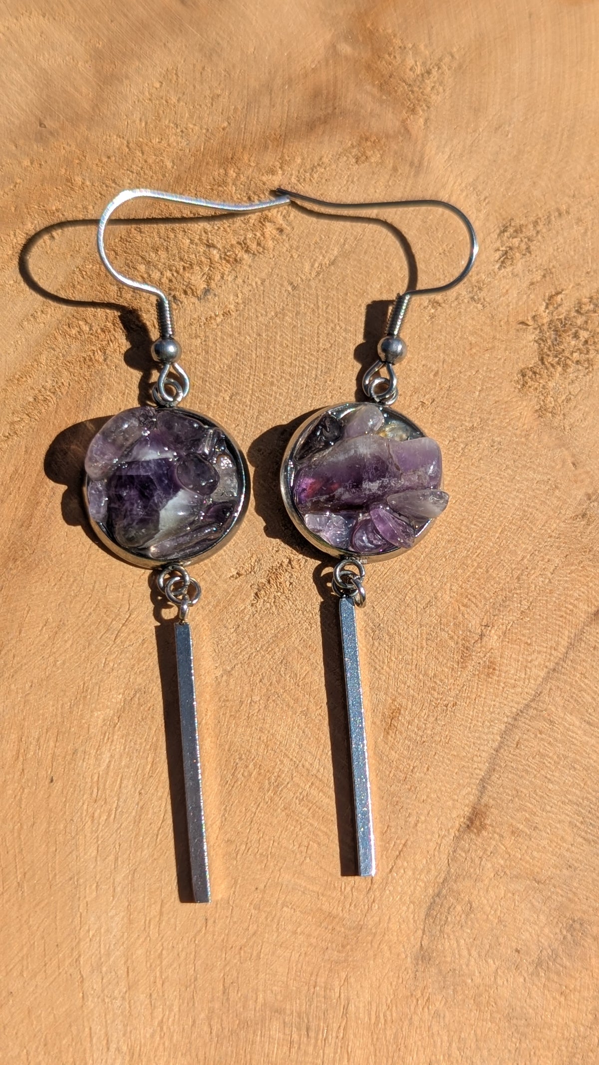 Amethyst resin bar earrings with stainless steel bars on wooden surface, unique purple jewelry EL Creations Belgium