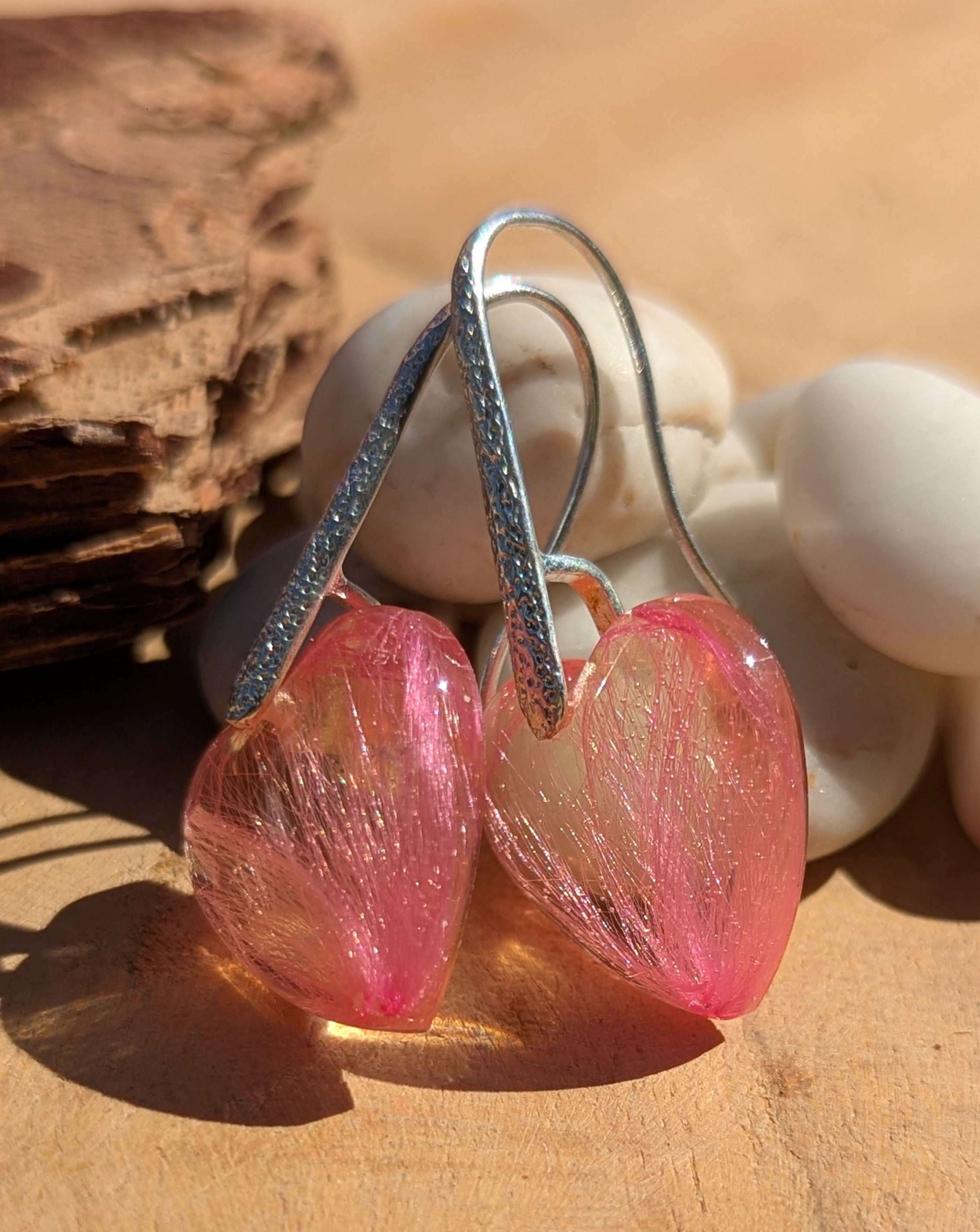 Boucles d'oreilles en résine rose en forme de cœur botanique, style boucles d'oreilles botaniques