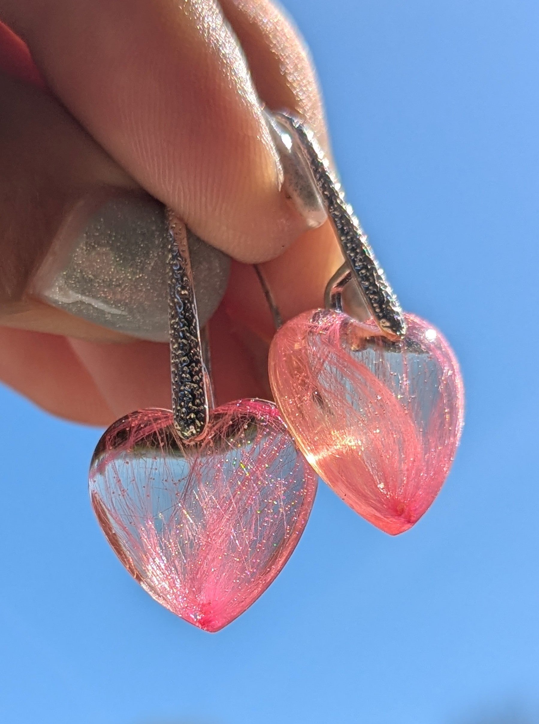 Boucles d'oreilles en résine rose en forme de cœur botanique, style boucles d'oreilles botaniques