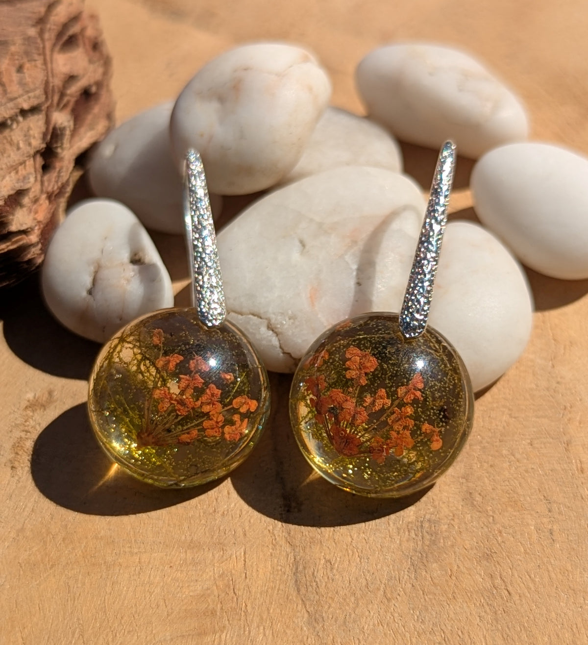 Real flower and moss resin earrings top view, botanical nature jewelry handmade in Belgium