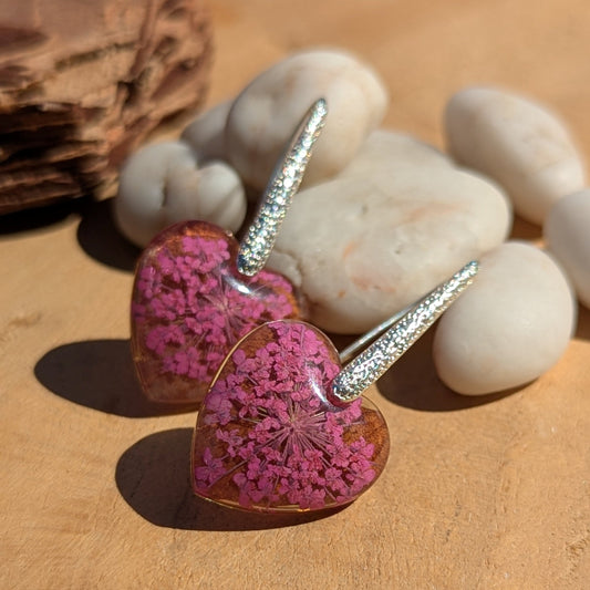 Handmade heart-shaped earrings with real purple flowers and leaves in clear resin, EL Creations Belgium