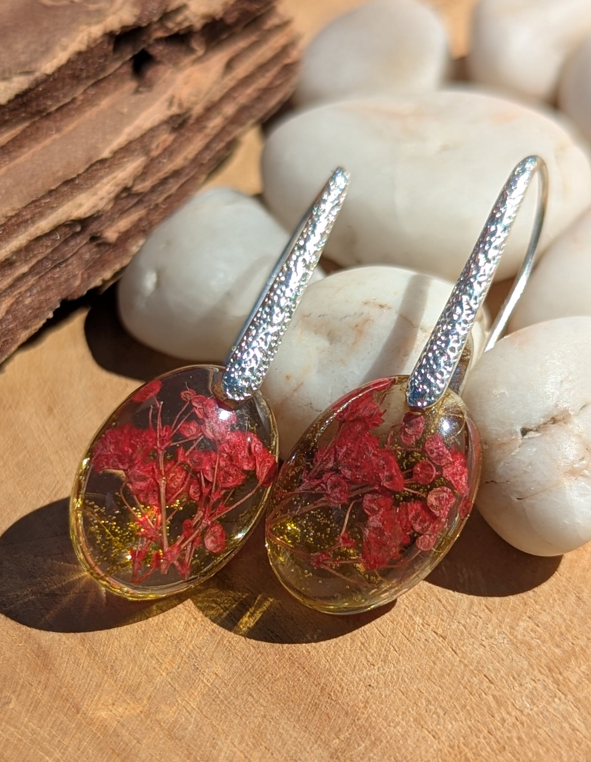 Boucles d'oreilles ovales en résine avec fleurs rouges et mousse