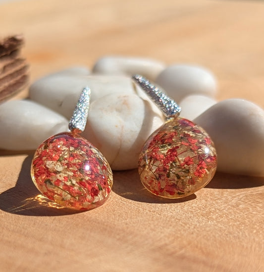 Handmade teardrop resin earrings with real red and white pressed flowers and gold flakes, sterling silver hooks, EL Creations Belgium