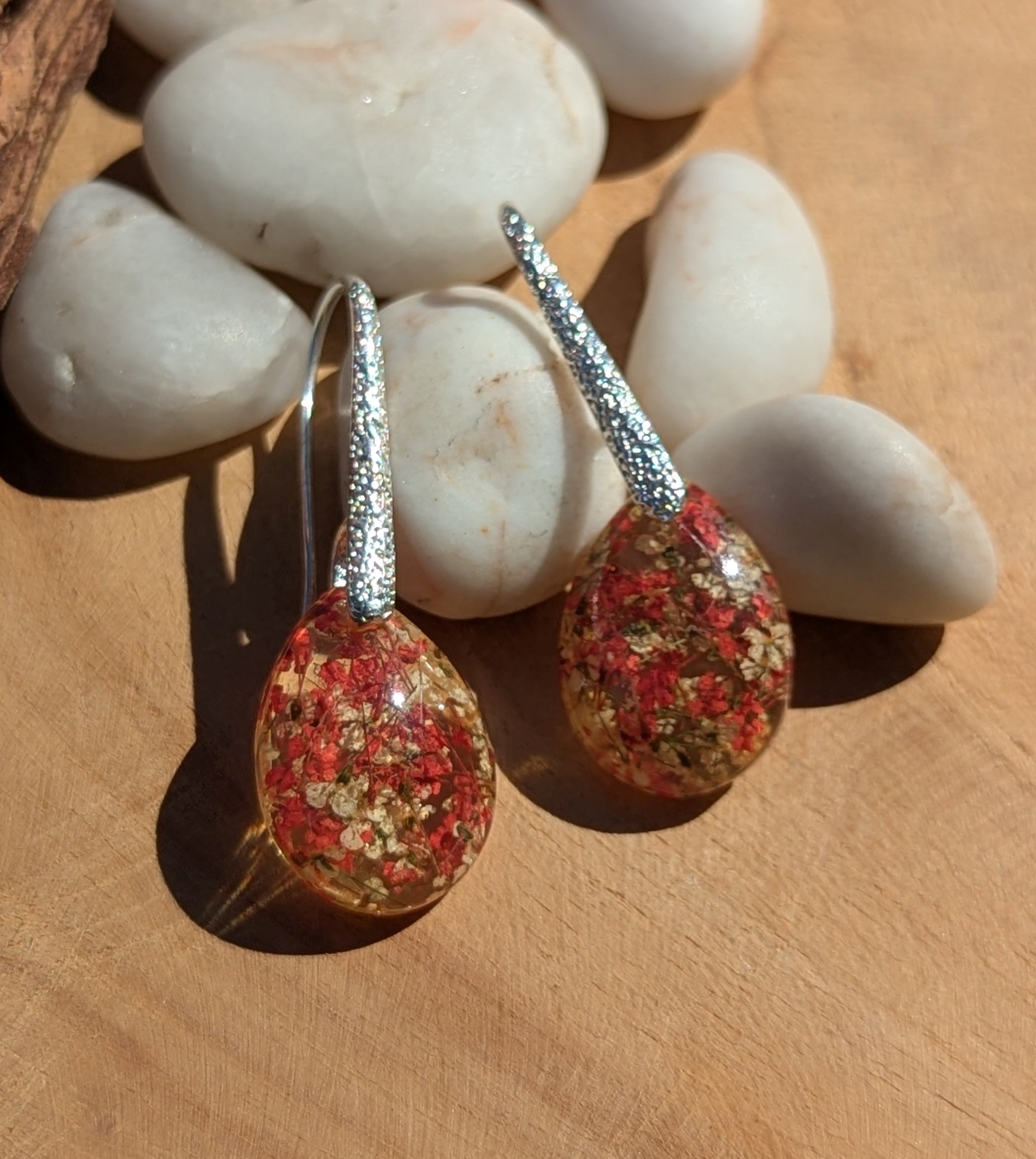 Boucles d'oreilles en résine en forme de larme, fleurs rouges et blanches, avec paillettes dorées
