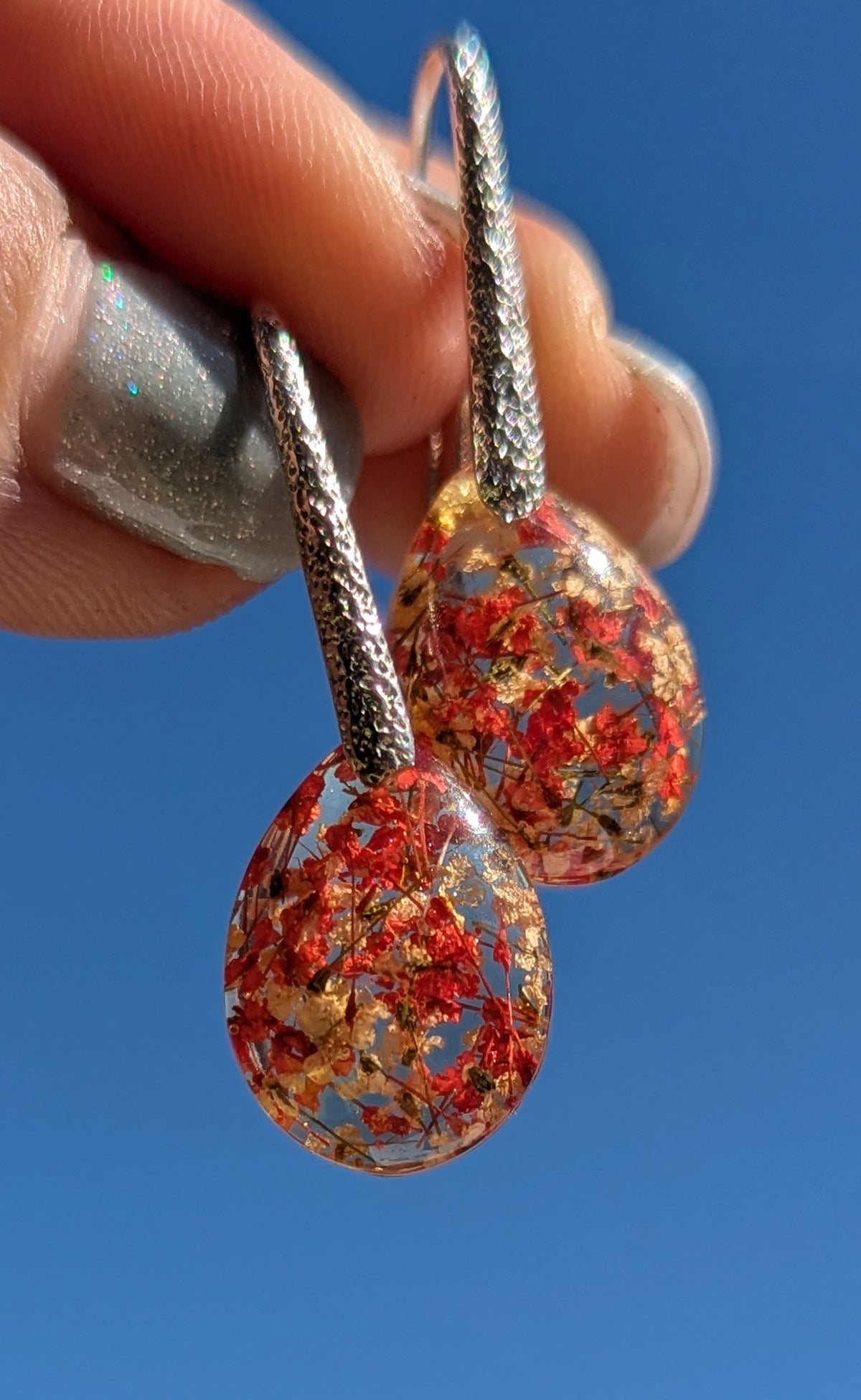 Red and white flower teardrop resin earrings top view, botanical jewelry handmade in Belgium