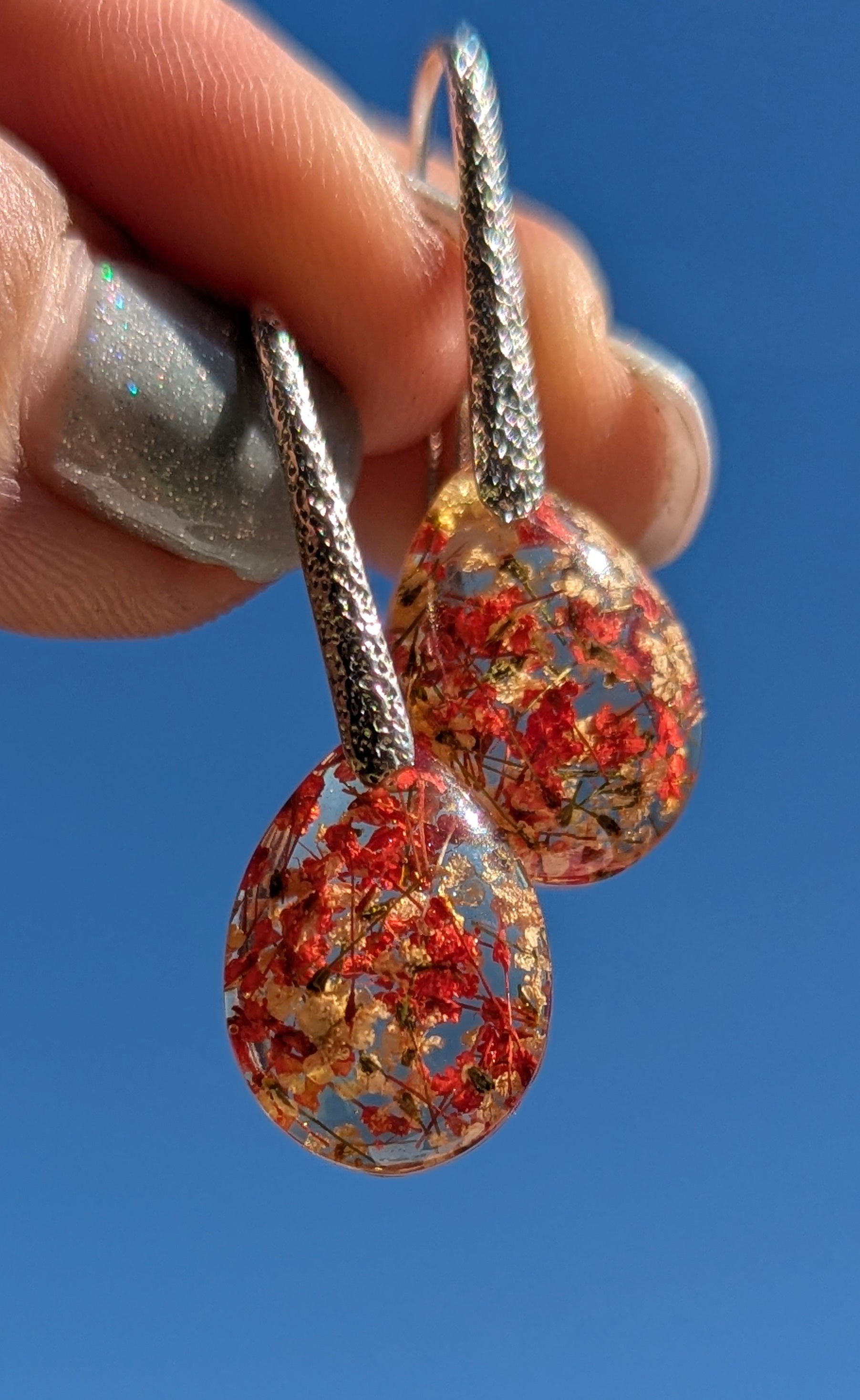 Boucles d'oreilles en résine en forme de larme, fleurs rouges et blanches, avec paillettes dorées