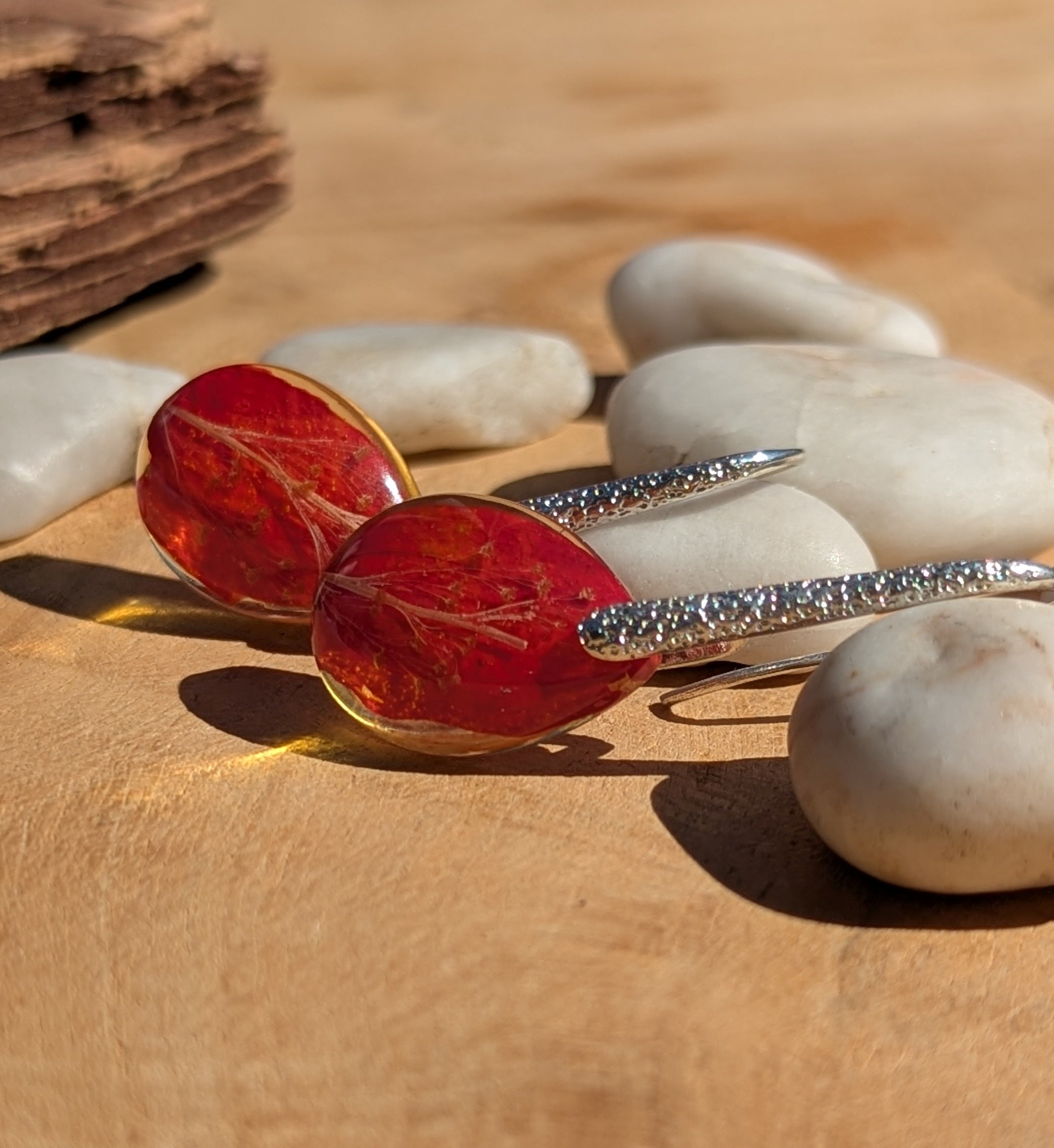 Boucles d'oreilles feuilles de fleurs rouges, Boucles d'oreilles fleurs naturelles, Cadeau pour elle, Bijoux du quotidien