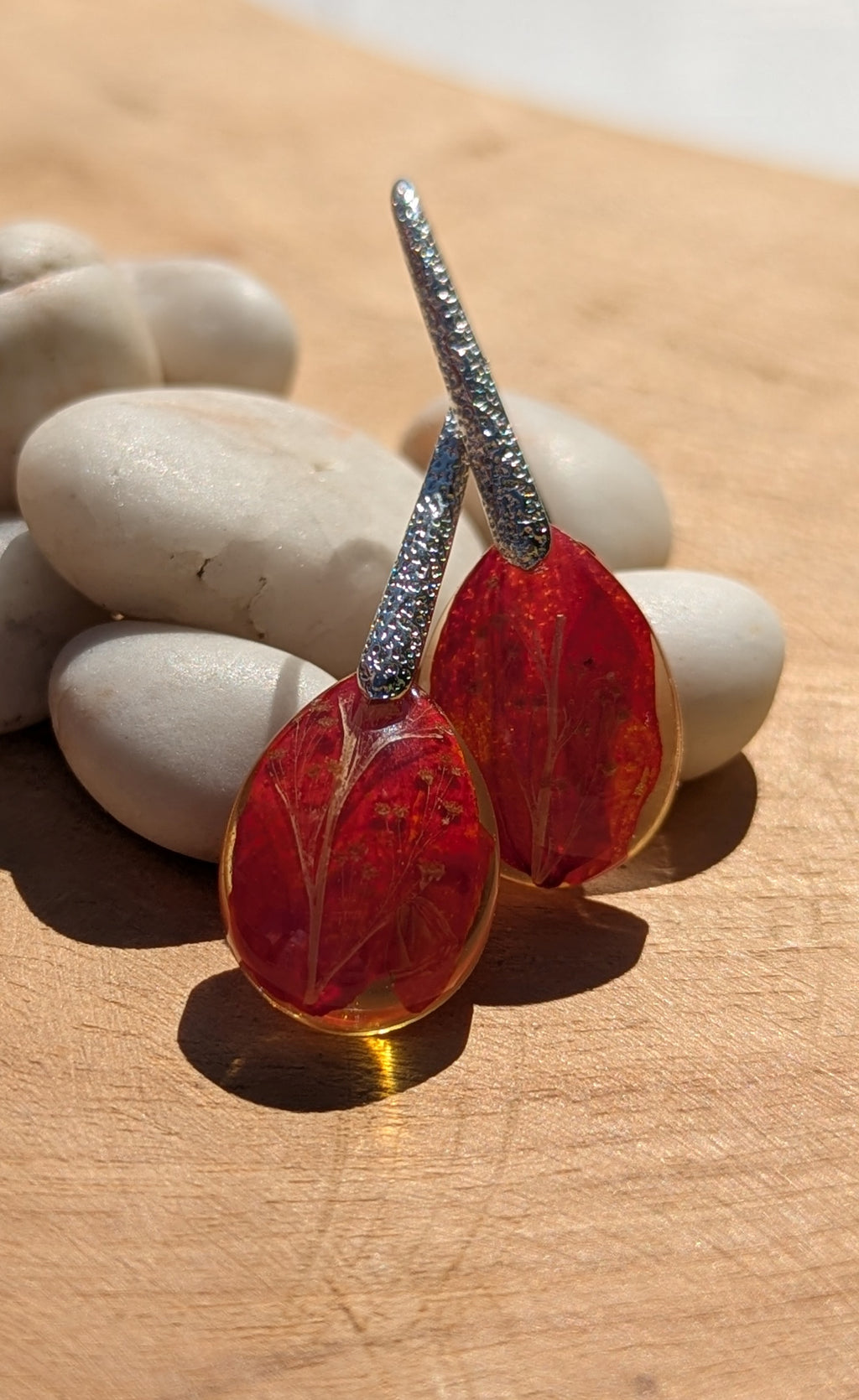 Boucles d'oreilles feuilles de fleurs rouges, Boucles d'oreilles fleurs naturelles, Cadeau pour elle, Bijoux du quotidien