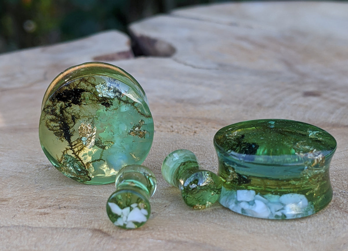 Handmade resin ear plugs with preserved moss - EL-Creations