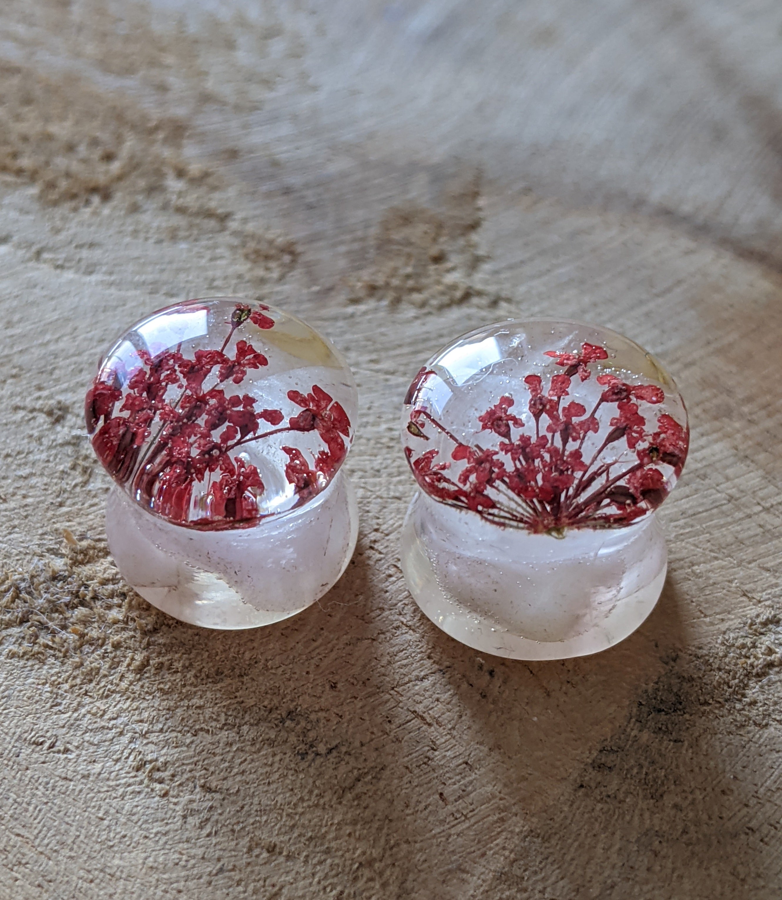 Boucles d'oreilles clous en résine avec fleur rouge et quartz rose