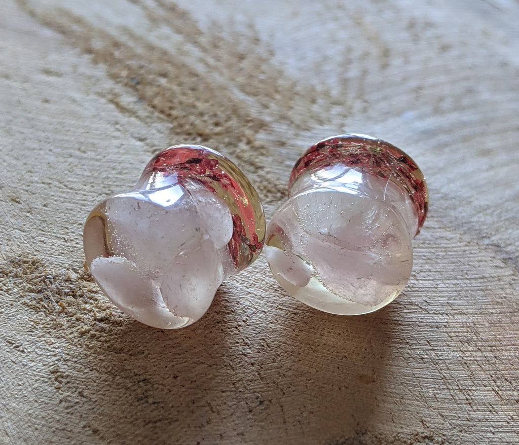 Boucles d'oreilles clous en résine avec fleur rouge et quartz rose