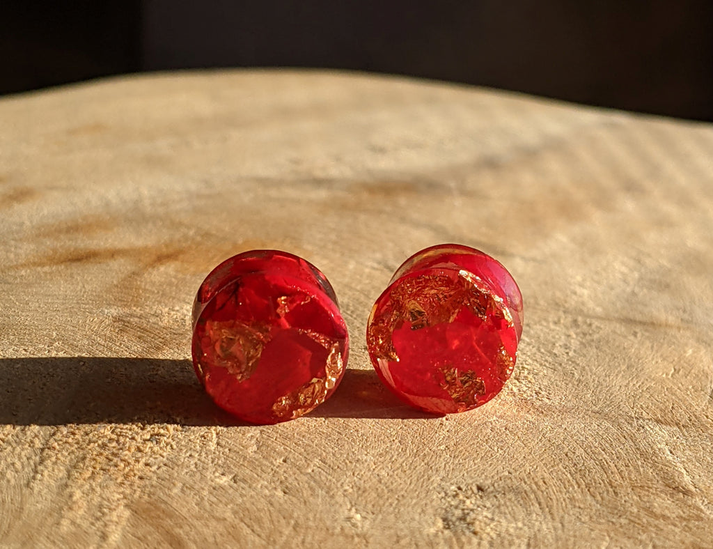 Boucles d'oreilles clous en résine cuivre motif feuille de tulipe rouge