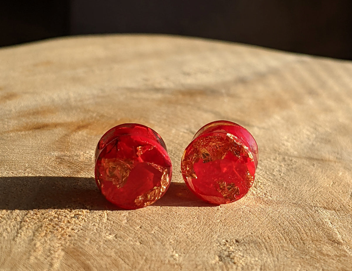 Handmade stretched ear plugs featuring red tulip petals preserved in resin EL-Creations
